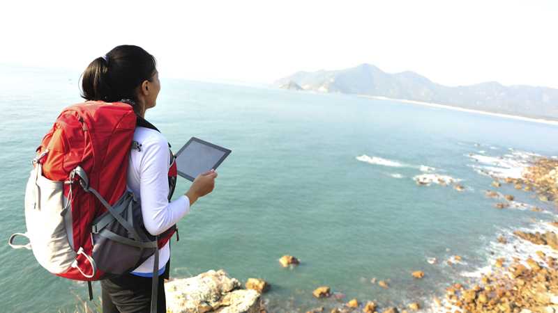 woman-traveling-with-ipad