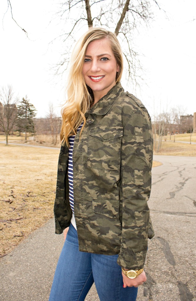 camo jacket and stripes casual style