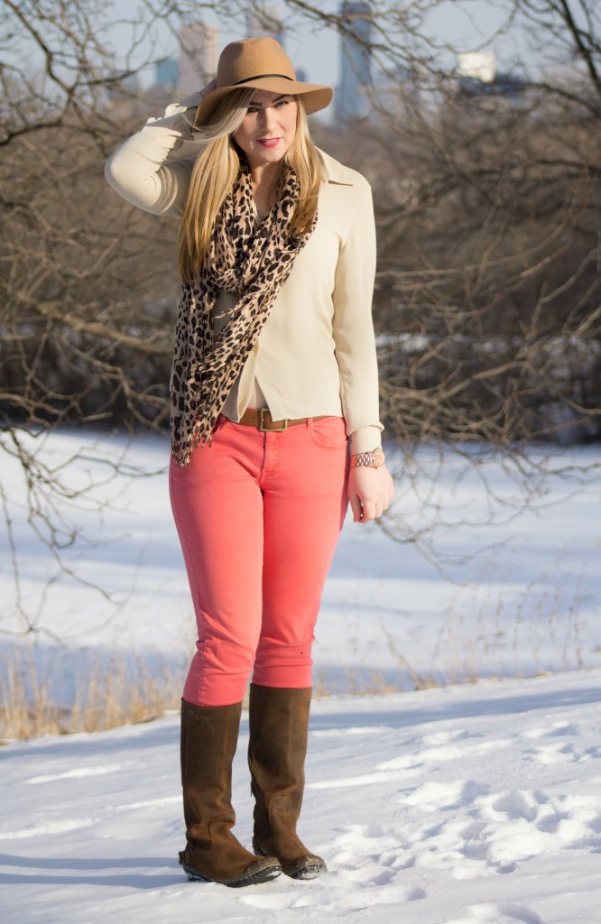 casual style felt fedora, leopard scarf and coral jeans