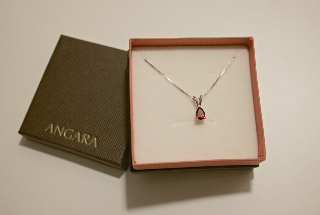 SOLITAIRE PEAR GARNET V-BALE PENDANT